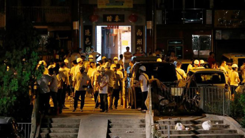 ม็อบต้านกฎหมายส่งผู้ร้ายข้ามแดน บุกทำร้ายคนในสถานีรถไฟฮ่องกง เจ็บ 45 ราย