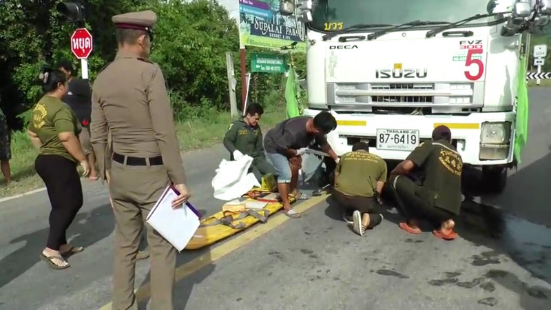 ยายขี่จยย.ไปรับหลาน ผ่านสามแยก โดนสิบล้อชน-ทับร่างดับ คนขับหนี