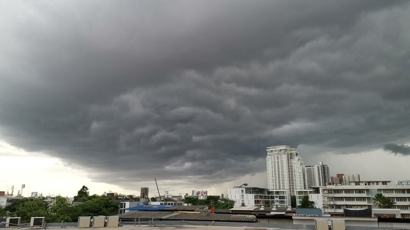 อุตุฯเตือน "เหนือ - อีสาน - ตอ." เจอพิษฝนถล่มหนัก ร้อยละ 60 คลื่นทะเลสูง 2 เมตร - "กทม." เตรียมรับมือรถติด