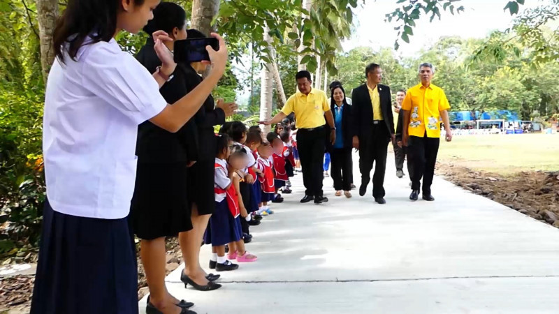 "ชาวชุมพร" ร่วมใจสมทบทุน สร้างถนนเพื่อน้องโรงเรียนบ้านบางหลง จนเสร็จ