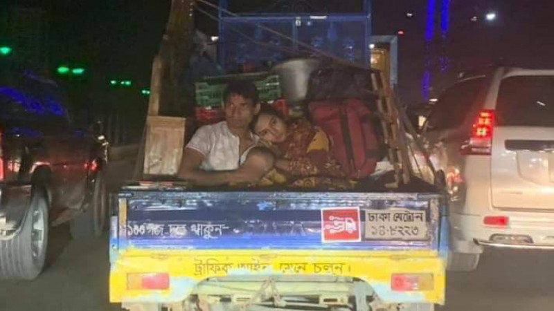 ภาพเดียวหลายความรู้สึก "คู่รัก" นั่งพิงไหล่ท้ายรถบรรทุก แม้ลำบากแค่ไหนก็ไม่ทิ้งกัน?