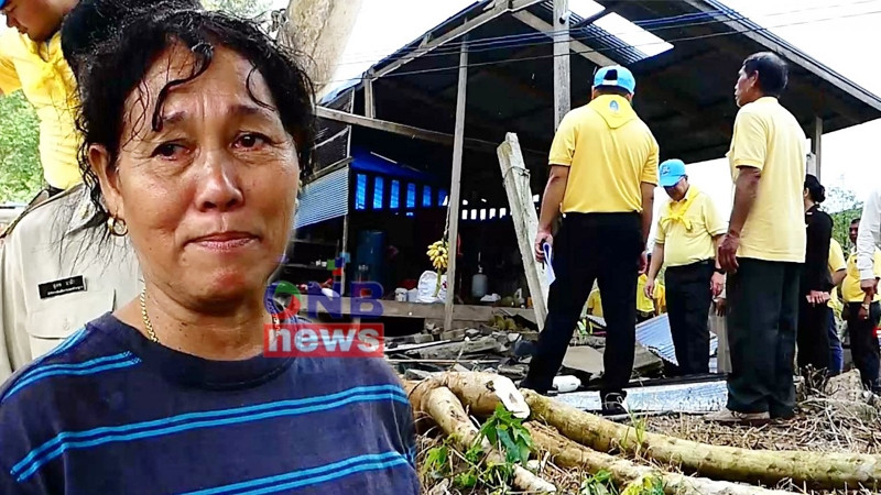 "ชาวบ้านหลั่งน้ำตา" พายุถล่ม จ.ชุมพร บ้านพังทั้งหลัง พบผู้ว่าฯ เดินทางมาเยี่ยม (ภาพ)