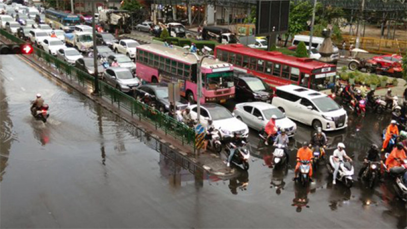 มาตามนัด! ฝนถล่มกรุงเทพฯ จราจรหลายเส้นทางติดขัด 