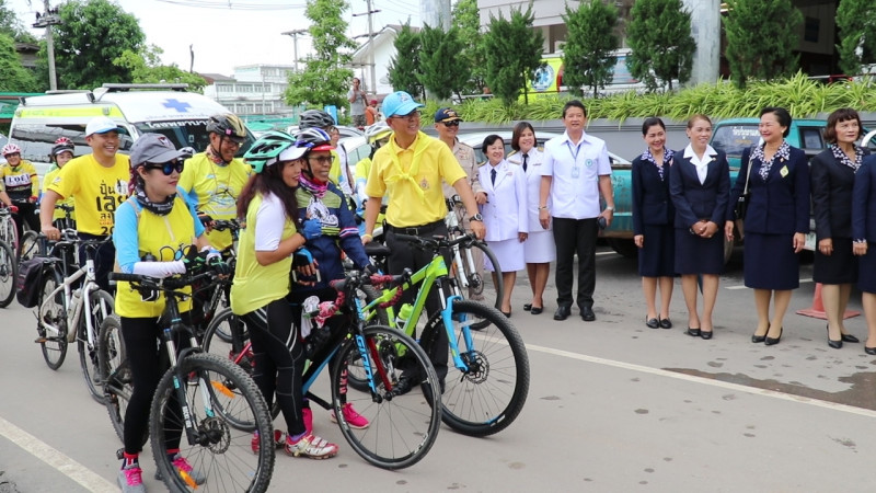 "รองผู้ว่าราชการจังหวัดเลย" เปิด “โครงการ พม. ห่วงใย ดูแลทุกข์สุข ปั่นปันน้ำใจให้ผู้ด้อยโอกาสเฉลิมพระเกียรติ