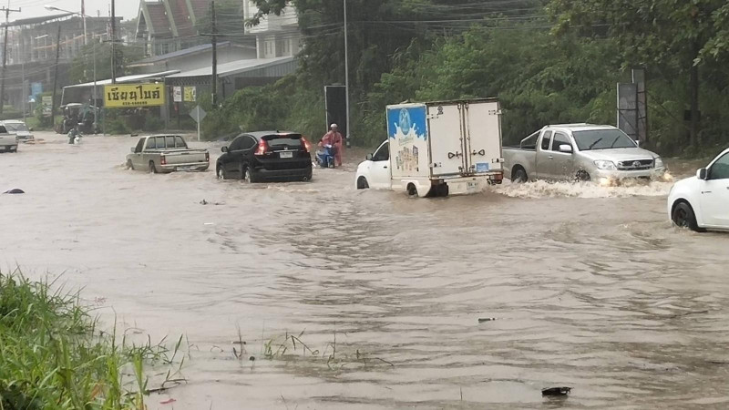 ฝนตกนานหลายชั่วโมง ทำให้ท่วมขังผิวการจราจร ชาวบ้านจันทบุรีร้องเจ้าหน้าที่เร่งจัดการ