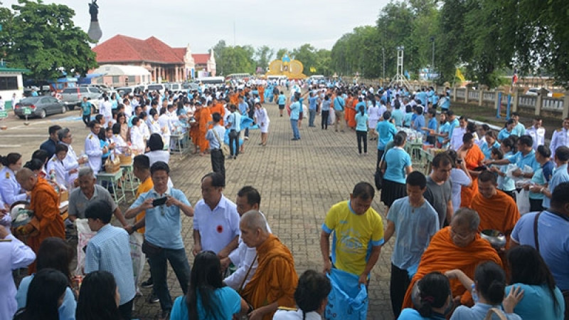 "สิงห์บุรี" จัดพิธีทำบุญตักบาตร เนื่องในวันเฉลิมพระชนมพรรษา "สมเด็จพระพันปีหลวง"