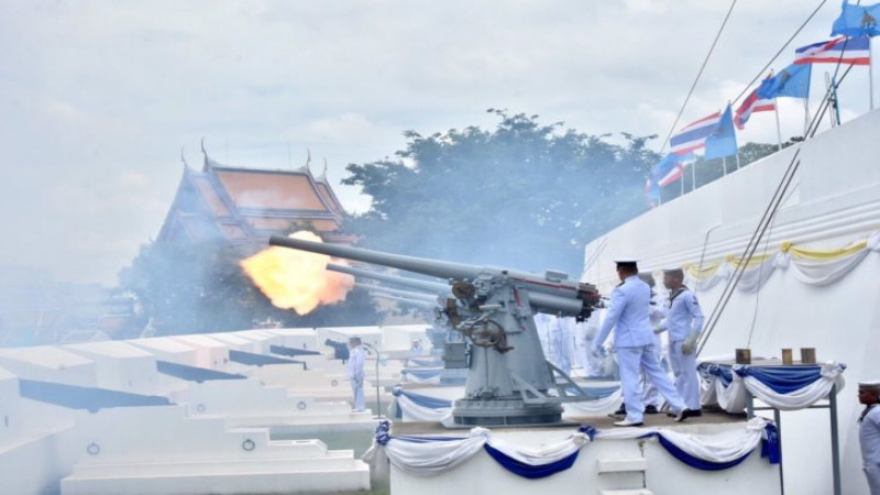 กองทัพเรือ ยิงสลุตหลวงเฉลิมพระเกียรติ "สมเด็จพระพันปีหลวง" เนื่องในโอกาสวันเฉลิมพระชนมพรรษา