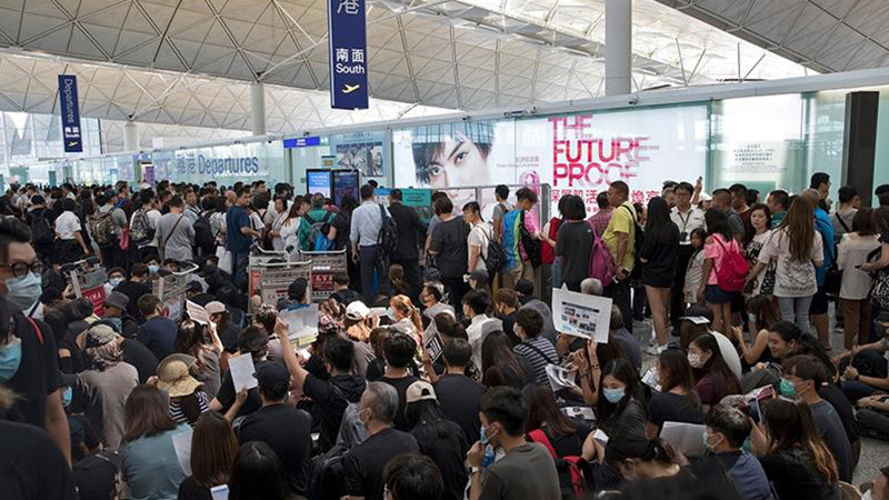 สนามบินฮ่องกงระงับทุกเที่ยวบินอีกครั้ง หลังผู้ชุมนุมขวางจุดเช็คอิน
