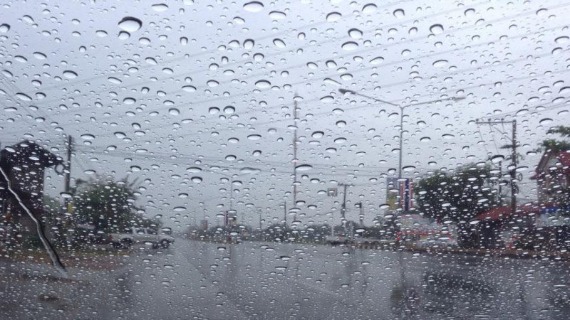 "กรมอุตุฯ" เผย! "ทั่วไทย" มีฝนลดลง กทม. ตกกระหน่ำร้อยละ 30 ทะเลคลื่นสูง 2 เมตร