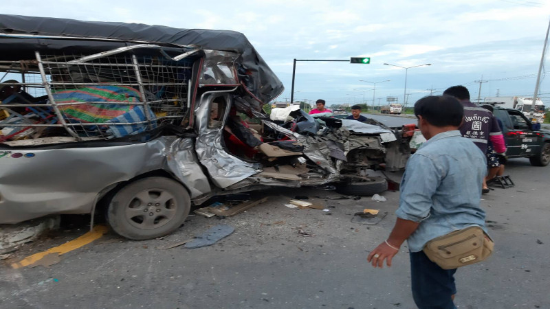 รถเทเลอร์ประสานงารถกระบะแยกดังเมืองลพบุรี ดับหมู่ 5 ศพ (ภาพ)