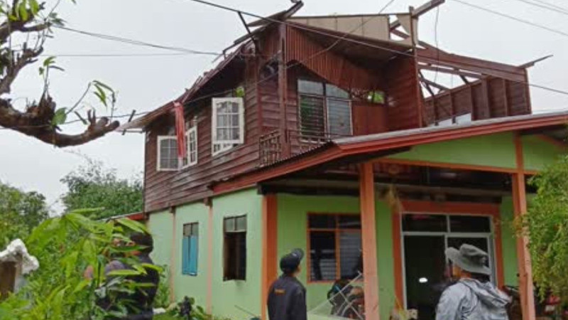 พายุโพดุลแผลงฤทธิ์ ! พัดถล่ม "นครพนม" ฝนตกหนัก ซัดต้นไม้หักโค่น - บ้านพังเสียหาย