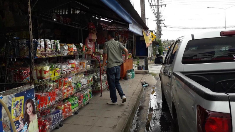 "สาวเจ้าของร้านมินิมาร์ทวัย 40" โดนโจรจี้กันซึ่งหน้า กลางเมือง ตำรวจเร่งล่าโจร