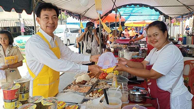 เน้นสะอาด อร่อย!! นายกเทศมนตรีเมืองสตูล แจกผ้ากันเปื้อน-หมวก แก่ร้านค้า ร่วมงานประเพณีถือศีลกินเจ พระกิวอ๋อง