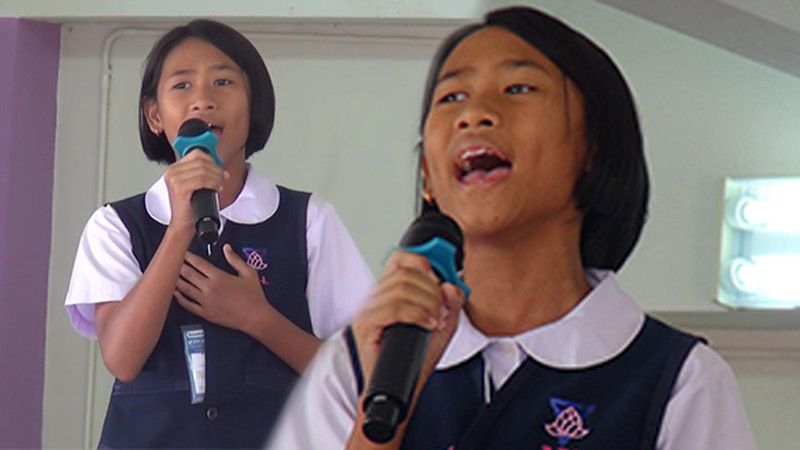 มากับพรสวรรค์!! สาวน้อยวัย 11 ขวบ โชว์พลังเสียงสะกดคนฟังเงียบกริบ ขับร้องเพลงสากล "ฮีโร่" ไพเราะจับใจ (มีคลิป)