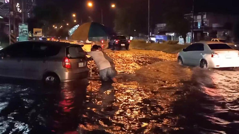 ฝนตกถล่ม "เทศบาลเมืองกาญจนบุรี" นานกว่า 1 ชม. น้ำท่วมขัง - ไฟฟ้าดับทั้งเมือง