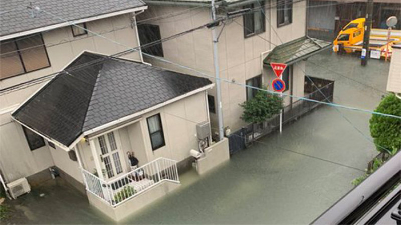 โซเชียลทึ่ง! พายุฮากิบิสถล่มญี่ปุ่นทำ "น้ำท่วม" แต่สิ่งที่เห็นราวสระว่ายน้ำ สะอาดใสกิ้ง(ภาพ)