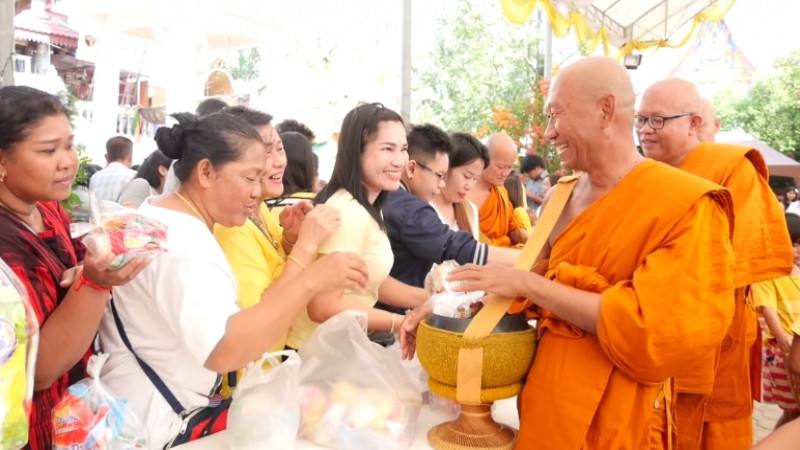 "วัดพุน้อย" ลูกศิษย์ร่วมทำบุญตักบาตร ถวายเป็นพระราชกุศล ร.9 เตรียมช่วยเหลือเด็กด้อยโอกาส-ผู้ป่วย (คลิป)