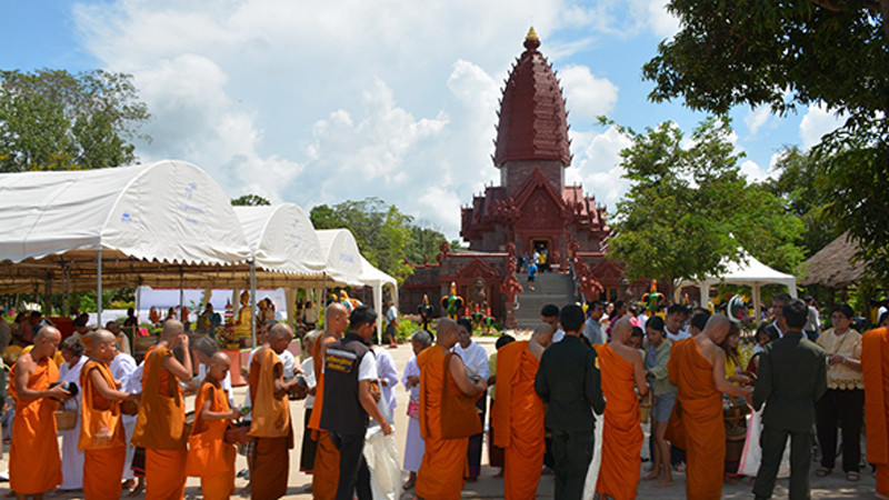 ชาวไทย-กัมพูชา ทำบุญตักบาตร ที่วัดไพรพัฒนา เนื่องในวันออกพรรษา