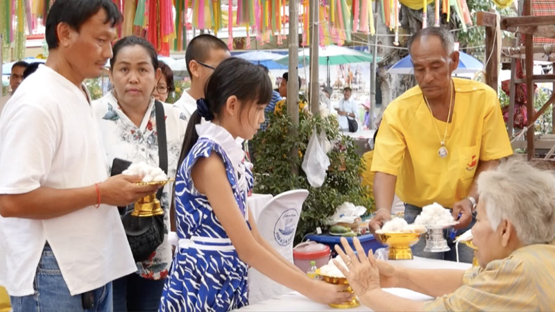 "ชาวบ้านลพบุรี" ร่วมพิธีทอดจุลกฐินสามัคคี ปีที่ 14  ที่วัดพุน้อย (คลิป)