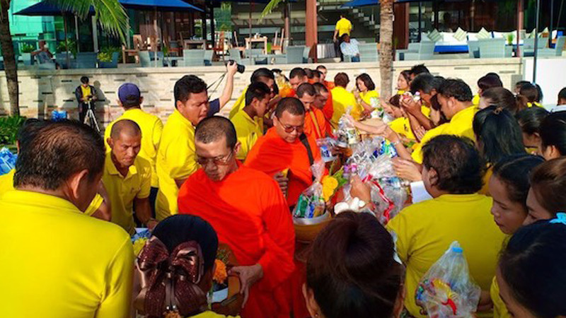 ผู้บริหารโรงแรมสมุยรีโซเทล บีชรีสอร์ท นำพนักงานสวมเสื้อเหลืองทำบุญตักบาตร เพื่อเป็นศิริมงคล