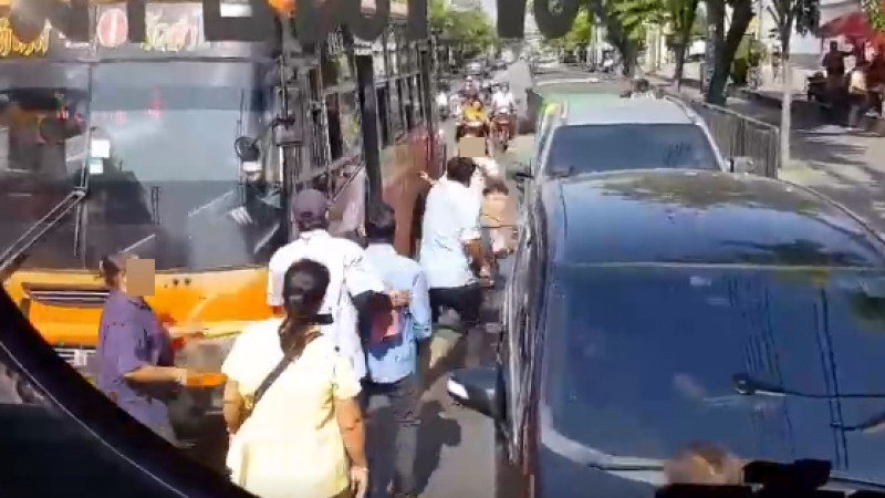 เดือด! โชเฟอร์รถเมล์เปิดศึกกลางถนน วางมวยกันชุลมุน!