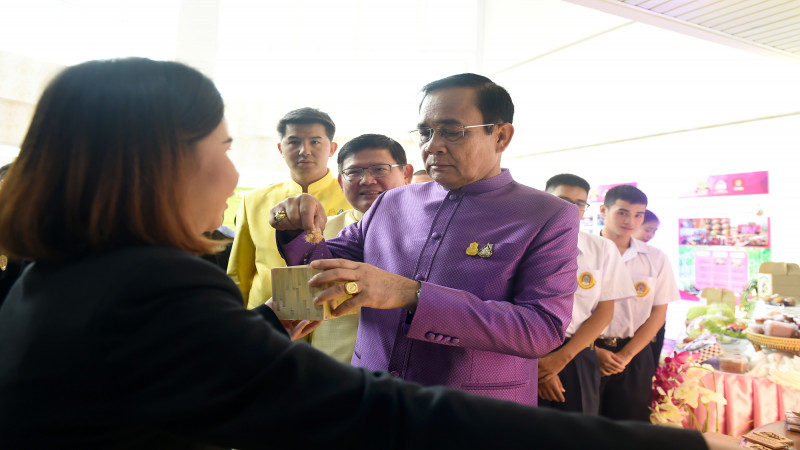 "นายกรัฐมนตรี" ชมบูธ รณรงค์สืบสาน อนุรักษ์ศิลป์ผ้าถิ่นไทย ดำรงไว้ในแผ่นดิน