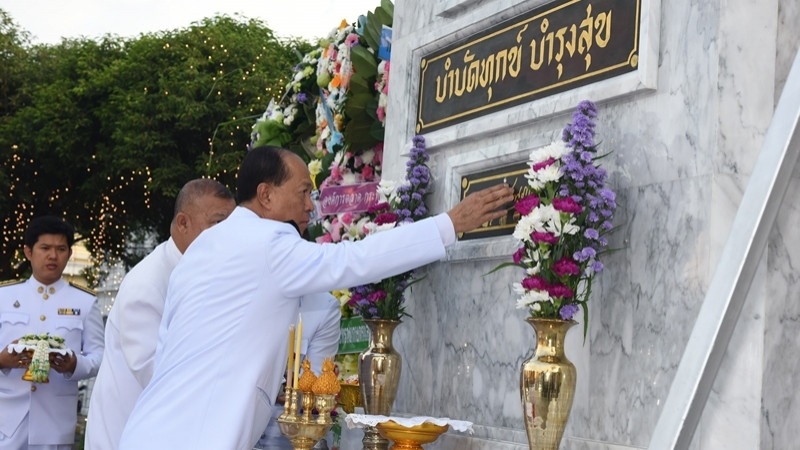 "รมว.มหาดไทย" นำคณะวางพวงมาลา สักการะพระอนุสาวรีย์สมเด็จฯ กรมพระยาดำรงราชานุภาพ