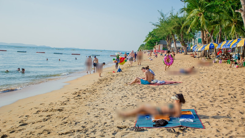 เริ่มฤดูหนาว "น้ำทะเล" ชายหาดจอมเทียน ใสมองเห็นพื้นทราย - นทท. คึกคัก