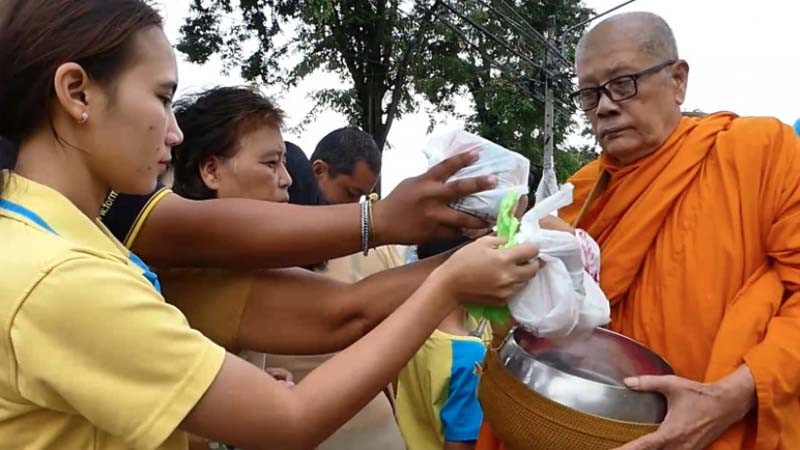 พ่อเมืองชุมพรนำทุกหมู่เหล่า ทำบุญตักบาตรคึกคักในวันพ่อ