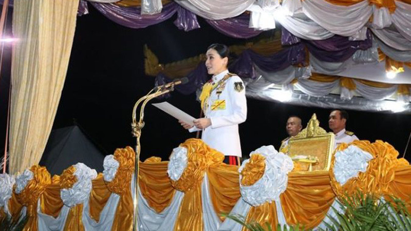 "พระราชินี" เสด็จฯ ทอดพระเนตรการแสดงการฝึกทางทหารประกอบดนตรี "ราชวัลลภเริงระบำ" และกองทหารเกียรติยศ ประจำปี 2562 (คลิป)