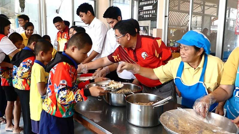 ชาวธรรมศาสตร์ชุมพรมอบน้ำใจให้น้อง เนื่องในวันธรรมศาสตร์