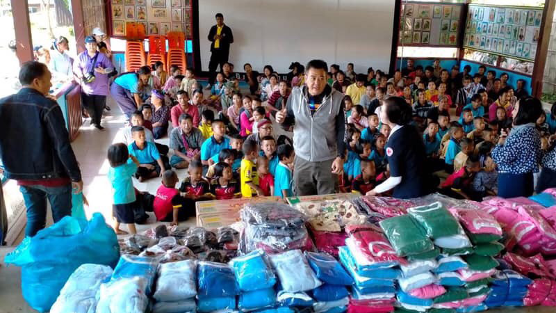 "กาชาดจังหวัดกาญจนบุรี" มอบผ้าห่มกันหนาว - เสื้อกันหนาว ให้ประชาชนที่อยู่อาศัยในถิ่นทุรกันดารและประสบภัยหนาว