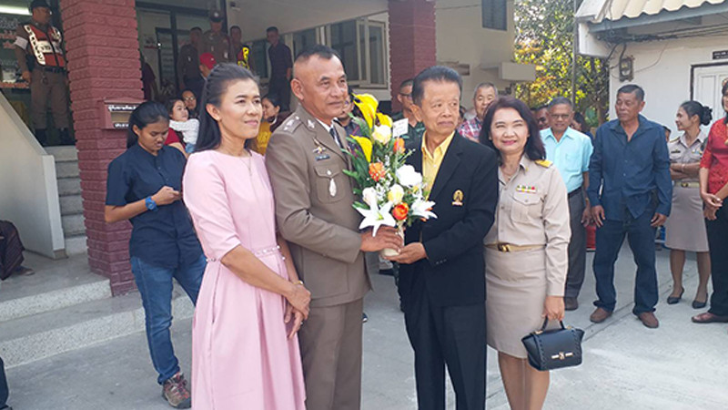 ชาวบ้านหนองขาว แห่แสดงความยินดีต้อนรับ "ผู้กำกับ" คนใหม่