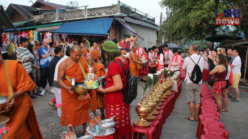 คณะพระสงฆ์จากโครงการปฎิบัติวิปัสสนากัมมัฏฐาน มหาวิทยาลัยจุฬาลงกรณ์ราชวิทยาลัย ออกบิณฑบาตโปรดญาติ โยมและนักท่องเที่ยว