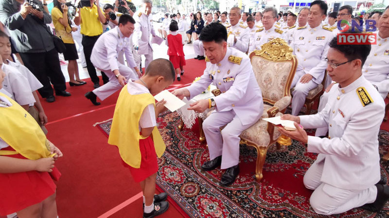 "ผวจ.ชลบุรี" นำข้าราชการบวงสรวงพระเจ้าตากสิน แจกทุนนักเรียนที่ยากไร้ 20 ทุน เพื่อใช้ในการศึกษา