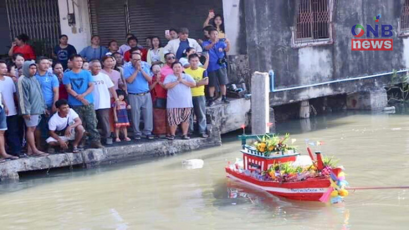 ชาวคลองใหญ่ ร่วมสืบสาน "ประเพณีปล่อยเรือลอยทุกข์" ส่งท้ายปีเก่าต้อนรับปีใหม่