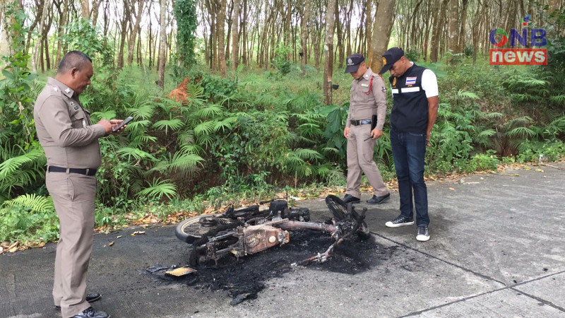 พบ "ซากรถมอเตอไซค์" ถูกเผาทิ้งกลางถนนในเมืองกระบี่ คาดเป็นของแก๊งยาเสพติด