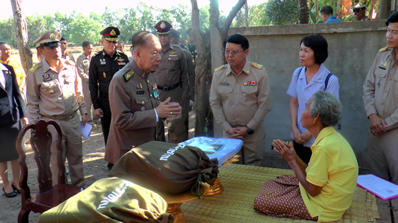 องคมนตรี เชิญสิ่งของพระราชทานมอบแก่ประชาชนผู้ประสบภัยหนาว