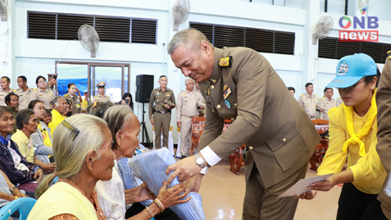 พระบาทสมเด็จพระวชิรเกล้าเจ้าอยู่หัว ทรงพระกรุณาโปรดเกล้าฯ ให้องคมนตรี-มูลนิธิราชประชานุเคราะห์เชิญสิ่งของพระราชทา มอบแก่ราษฎรผู้ประสบภัยหนาว