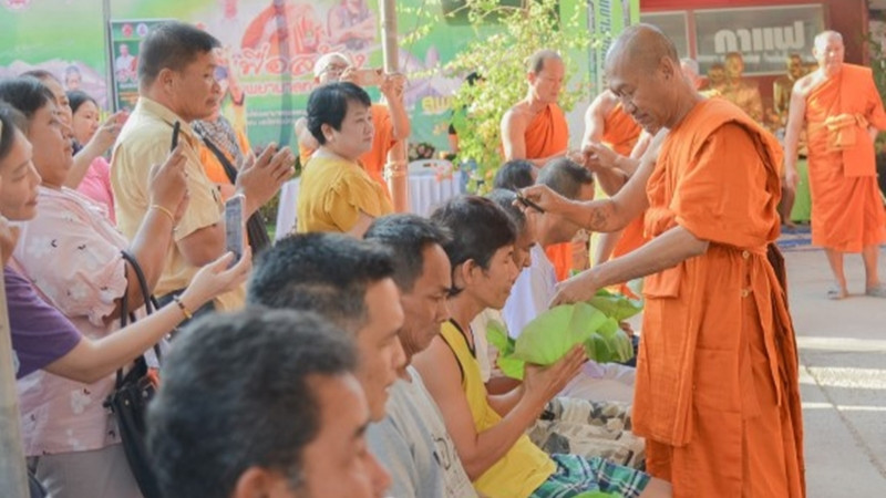 เจ้าอาวาสวัดพุน้อยทำพิธีปลงผมนาค ในงานทำบุญครบรอบวันมรณภาพ หลวงปู่แบน จนฺทสโร