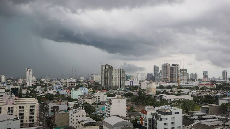 กรมอุตุฯ เตือน! ฝนถล่ม "เหนือ - อีสาน" อุณหภูมิลดลดลง "ตะวันออก-กลาง" กรุงเทพฯ ไม่รอด