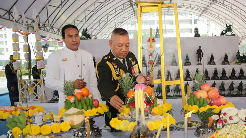 "ผบ.ทหารสูงสุด" บวงสรวงพระบรมราชานุสาวรีย์สมเด็จพระนเรศวรมหาราช ที่ บก.กองทัพไทย