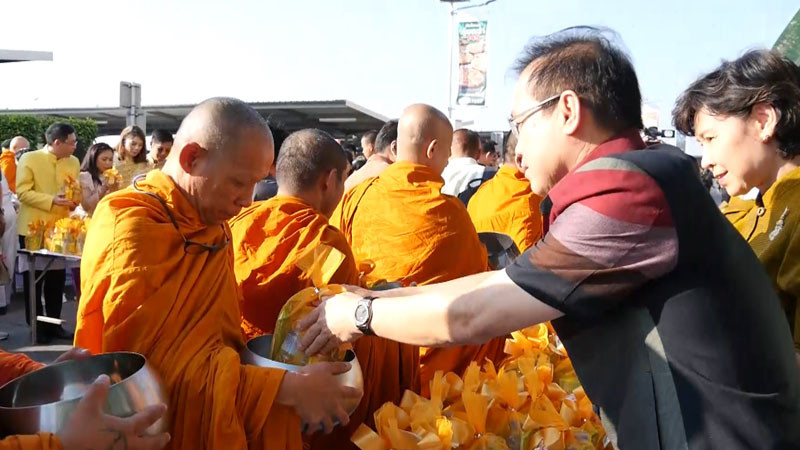 "ผู้ว่าฯลพบุรี" นำประชาชน ร่วมทำบุญตักบาตร ข้าวสารอาหารแห้ง อุทิศส่วนกุศลให้กับผู้เสียชีวิตจากเหตุคนร้ายบุกเดี่ยวชิงทองห้างโรบินสันฯ