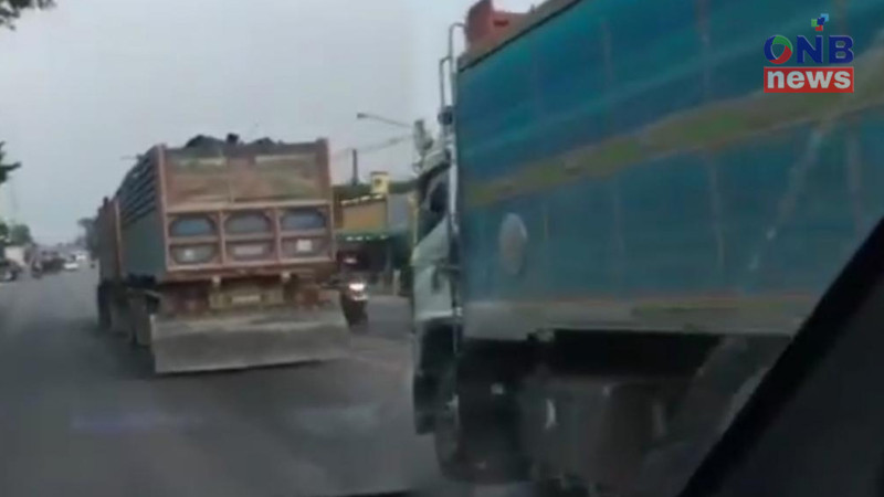 พบรถบรรทุกเศษเหล็กไปส่งโรงงานไม่มีผ้าใบคลุม ทำให้เหล็กร่วงหล่นบนถนน (มีคลิป)