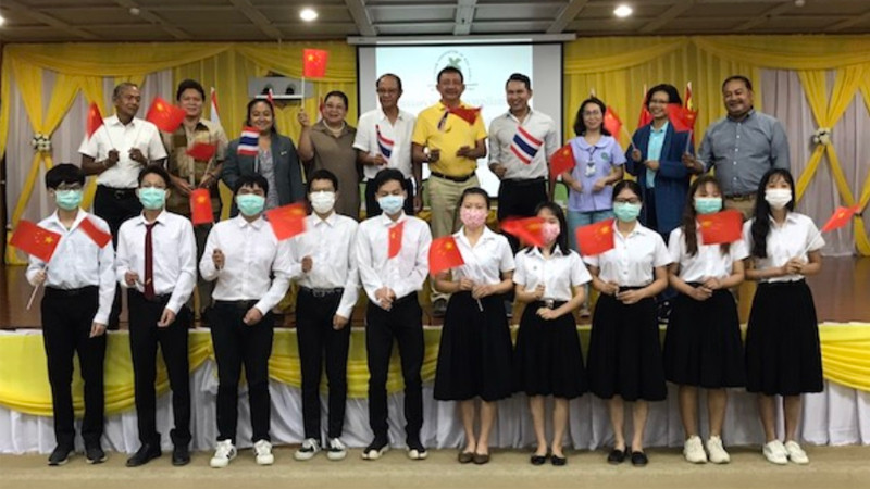 ชาวเกาะสมุยร่วมกับนักศึกษาแสดงพลังโบกธงชาติ-จีนไทยส่งกำลังใจให้ชาวอู่ฮั่น (มีคลิป)