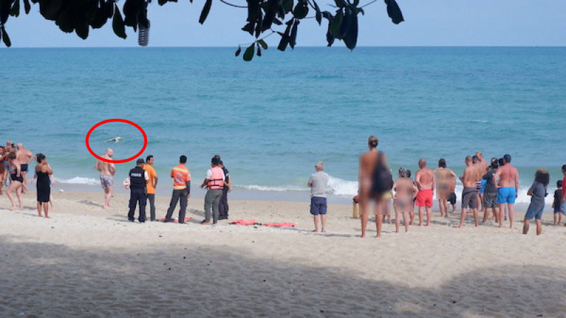 นักท่องเที่ยวแตกตื่น! เล่นน้ำทะเลเจอ "ศพชายนิรนาม" ลอยริมชายหาดบ้านละไม เกาะสมุย
