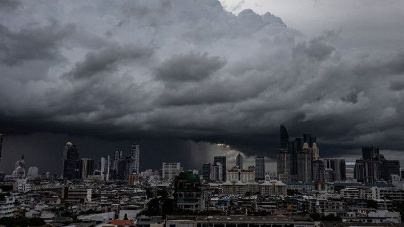 กรมอุตุฯ เตือน ! "ไทยตอนบน" อากาศร้อนในตอนกลางวัน ฝนฟ้าคะนองบางพื้นที่ กทม. ไม่รอด