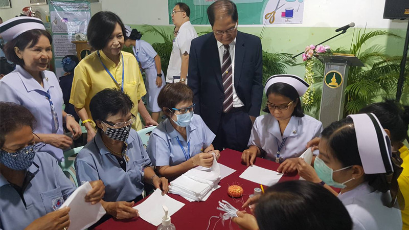 "โรงพยาบาลพระนารายณ์มหาราช" สอนเย็บหน้ากากอนามัยป้องกันโรคติดเชื้อไวรัส COVID-19