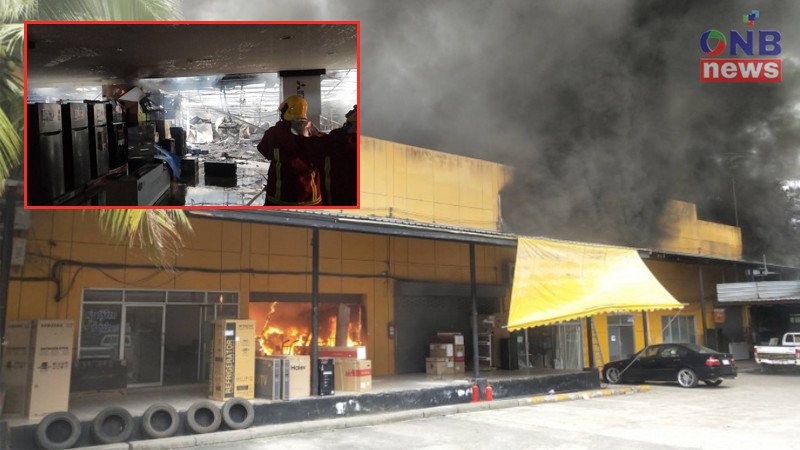 เจ้าหน้าที่นำรถดับเพลิงกว่า 10 คันช่วยกันควบคุมเพลิงลุกไหม้ร้านขายเครื่องใช้ไฟฟ้าก่อนลุกลามเป็นวงกว้าง