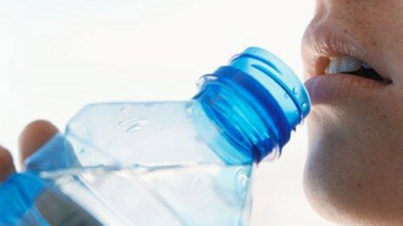 ผลวิจัยชี้ การดื่มน้ำจากขวดซ้ำๆ อันตรายมาก ควรใช้หลอดดูดแทนจะดีกว่า